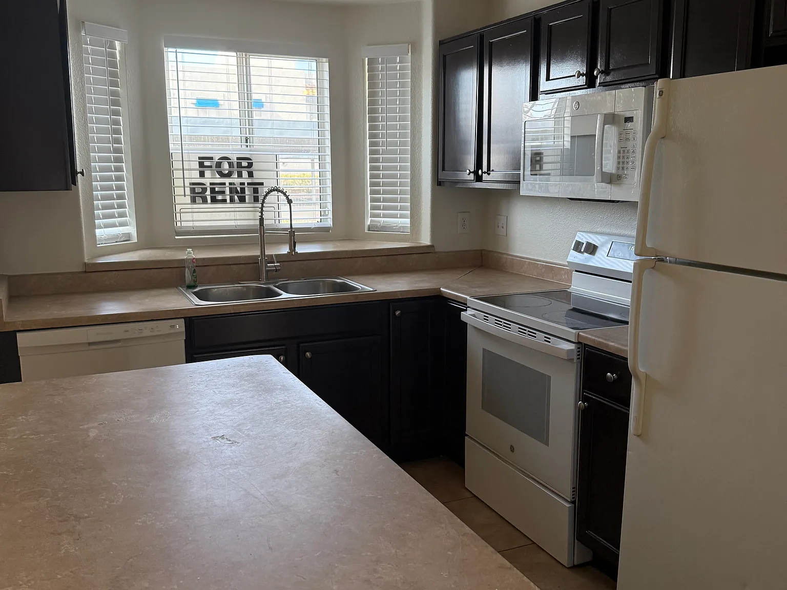 3 bed, 1401 sqft, $1,855 — Photo 2