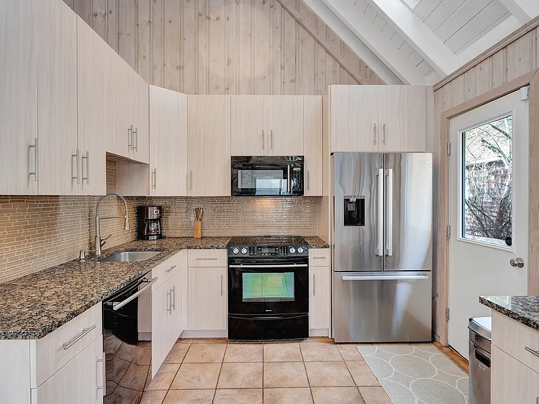 44 Bryan Rd — Photo 6