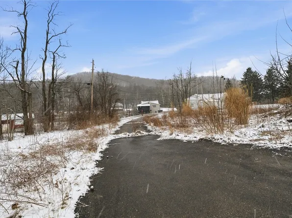 211 Garden Ln, Mount Pleasant, PA 15666