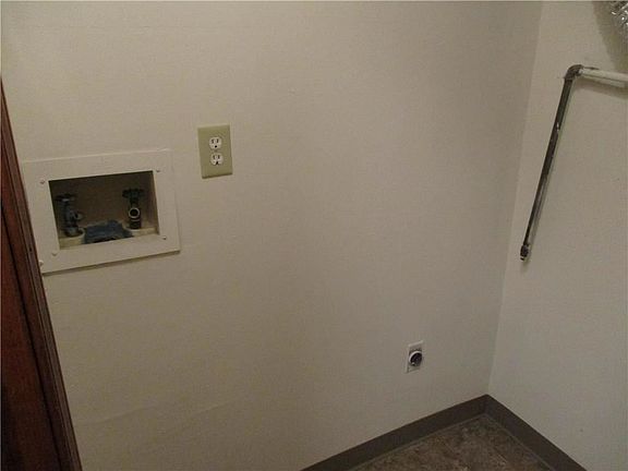 5th image of 823-27 Elizabeth Ct