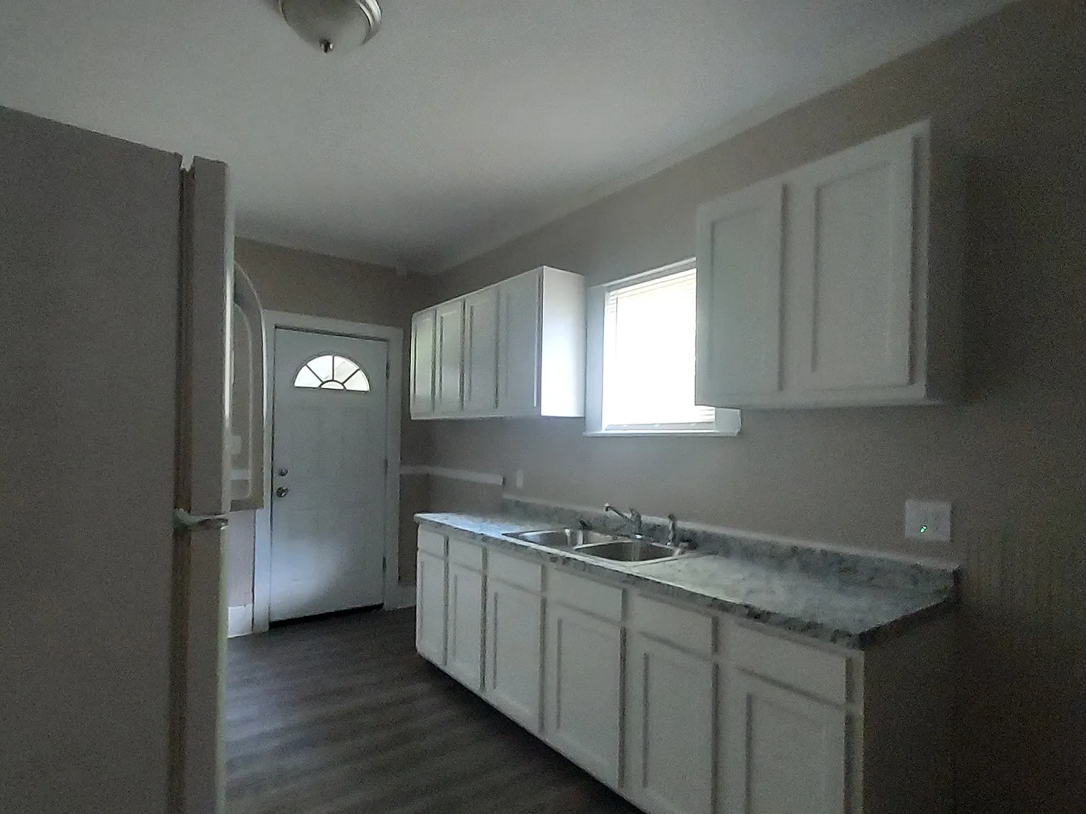 2 Bedroom, 1 Bathroom Apartment — Photo 2