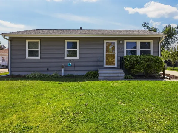425 Elder Ln NW, Cedar Rapids, IA 52405
