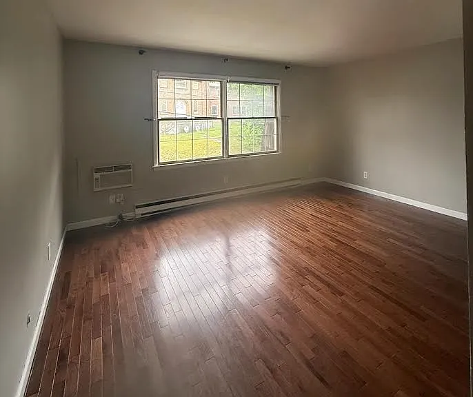 52 Vineyard Ave — Photo 2