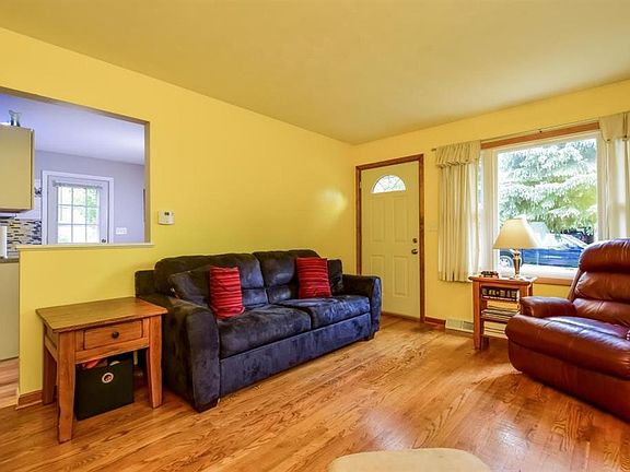 3rd image of 2295 Edgewater Dr NE