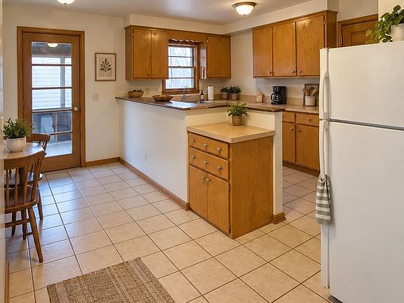 5th image of 401 Berwyn Dr APT 2