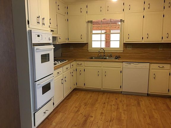 3rd image of 4987 Castlewood Dr
