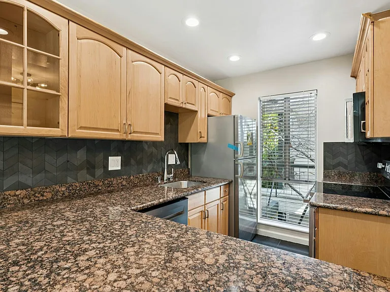 1411 Creekside Dr #28 — Photo 6