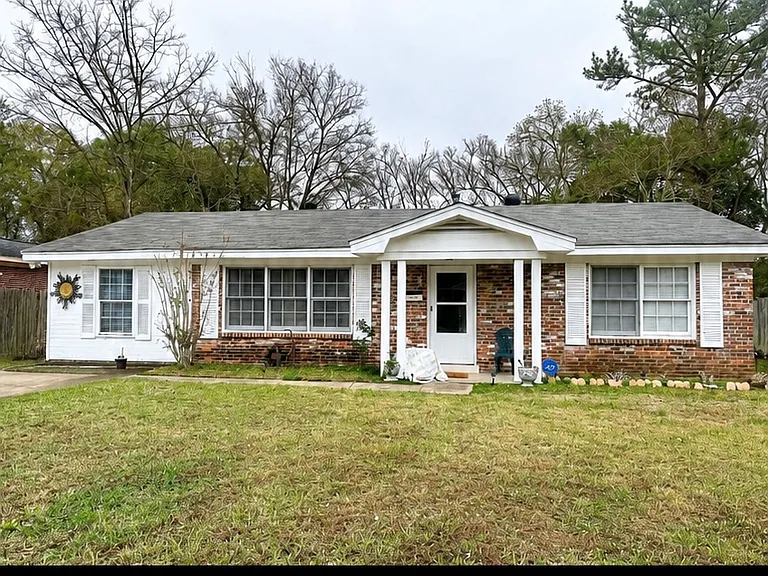 4223 Southwood Dr — Photo 1