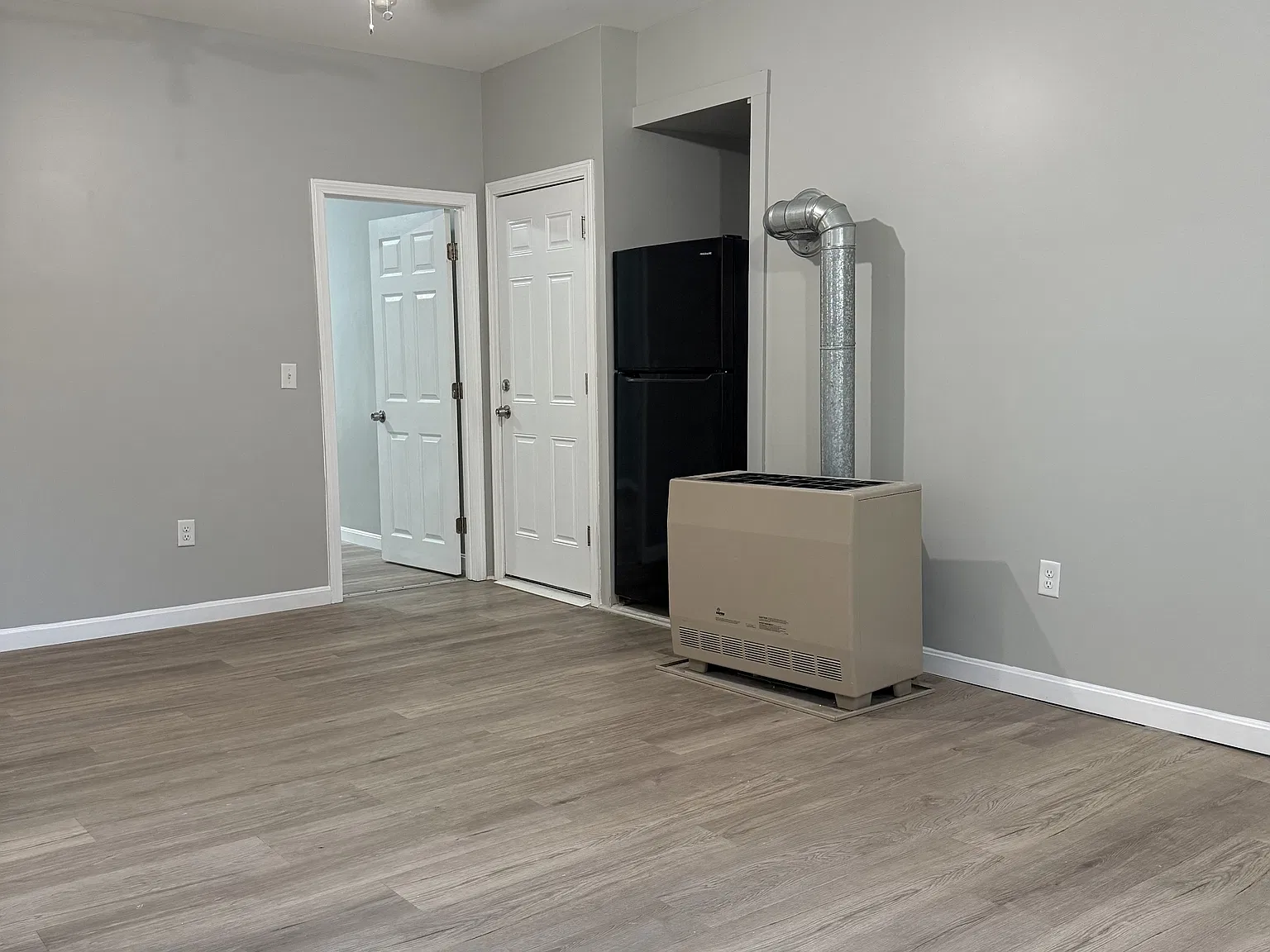 377 Ashley Blvd — Photo 2