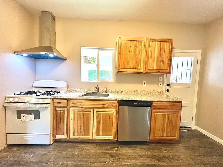 930 Sunnyside Ave — Photo 5