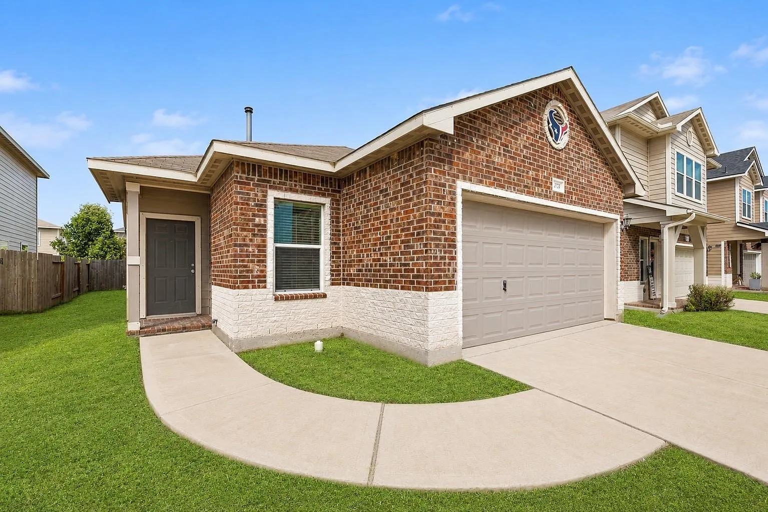 3 bed, 2.0 bath, 1762 sqft, $2,100 — Photo 1