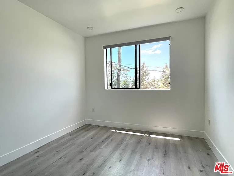 14612 Calvert St #305 — Photo 10