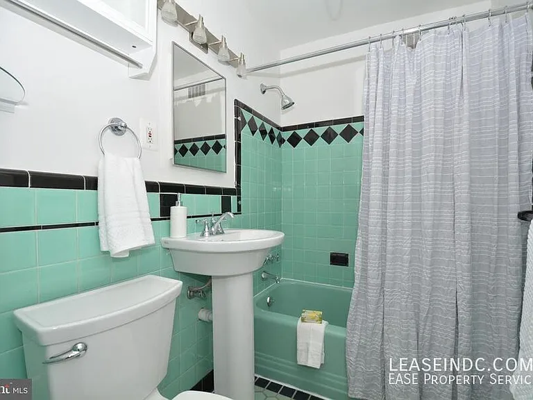 704 Devon Pl — Photo 19