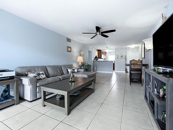 5th image of 200 Waterway Drive S #309