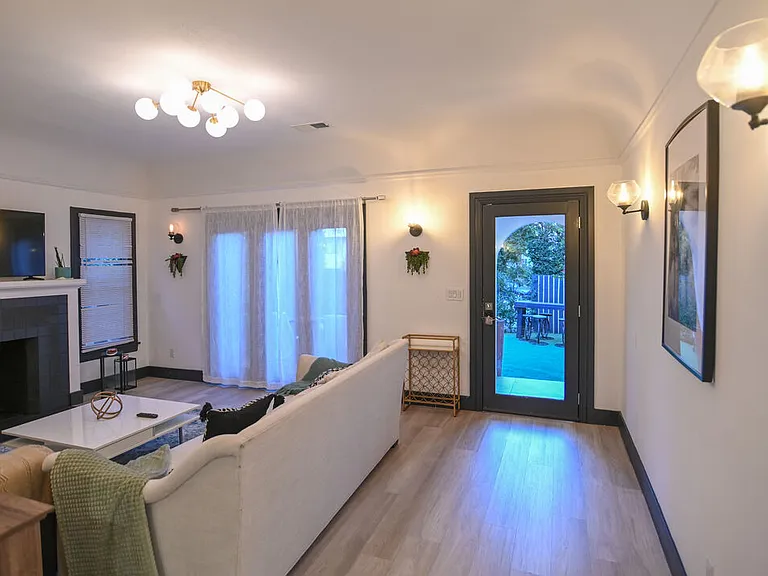 1019 N Orange Grove Ave — Photo 12