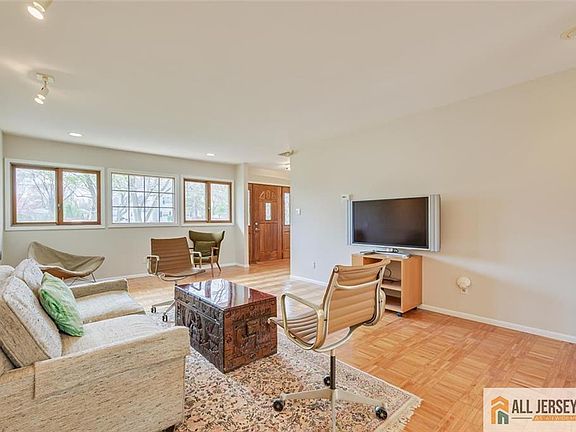 3rd image of 6 Waller Ct