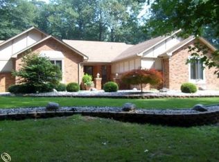 2801 Arrowood Ct, Rochester Hills, MI 48309