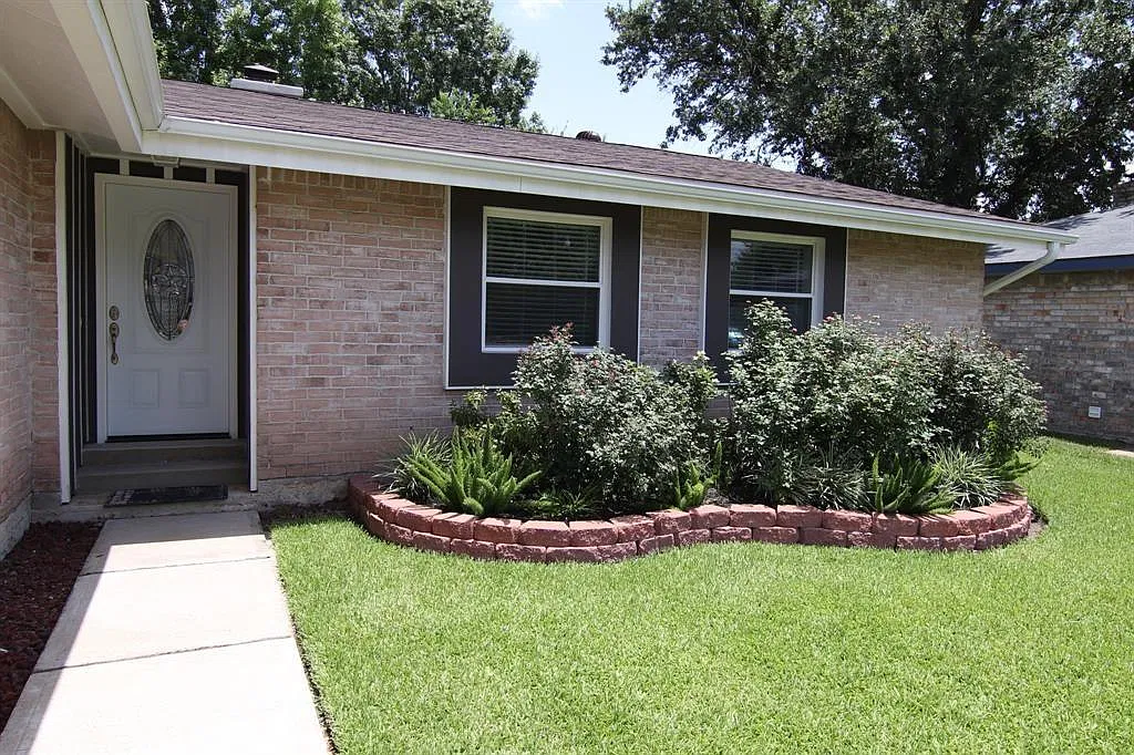 3 bed, 2.0 bath, 1596 sqft, $1,775 — Photo 2