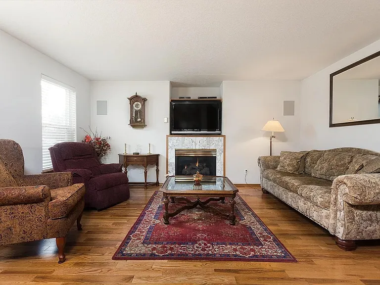 1252 NE Providence Dr — Photo 2