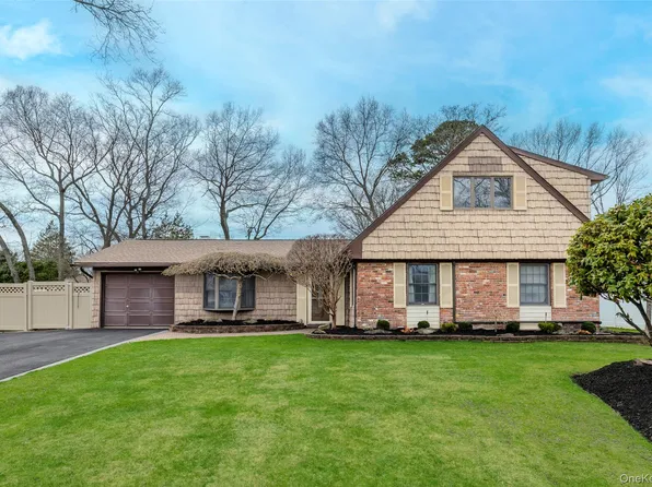 12 Westmoylan Lane, Coram, NY 11727