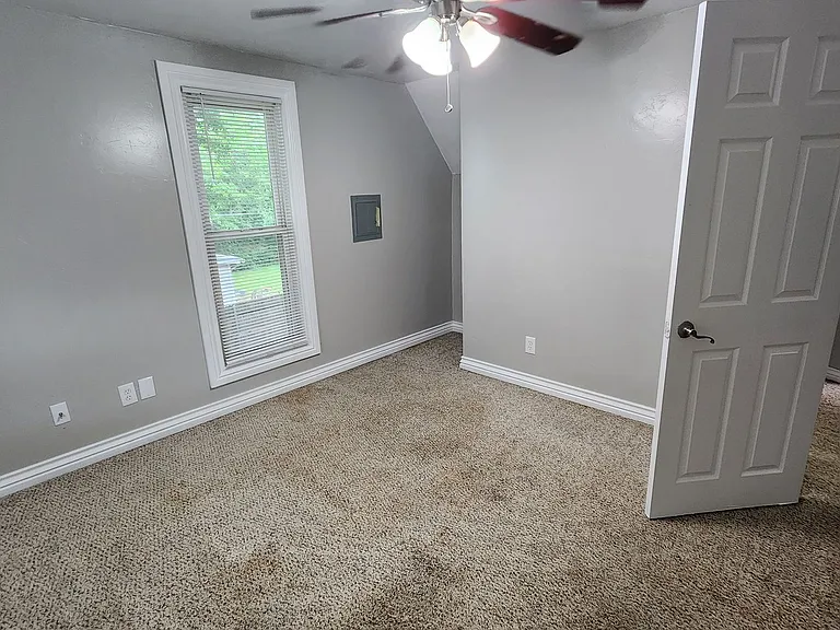 225 E Edwards St — Photo 36