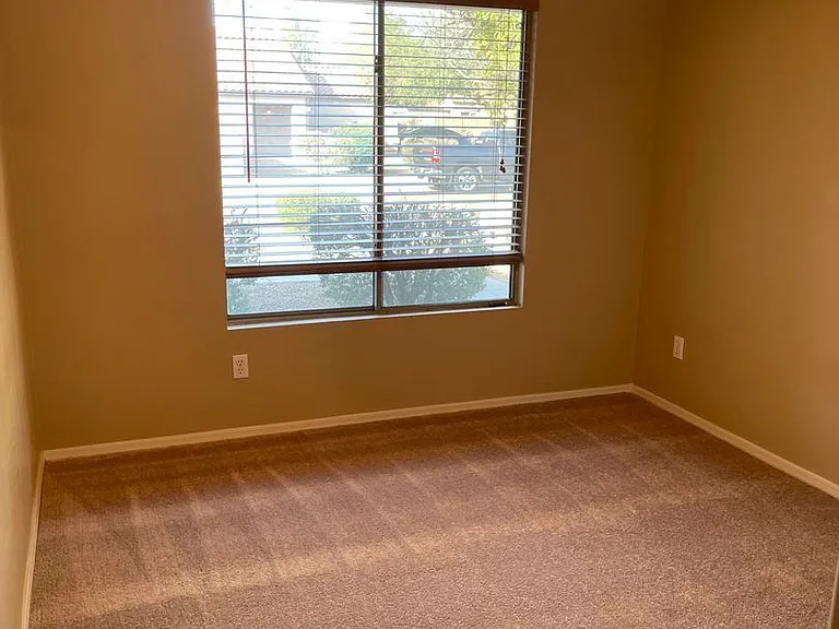 8211 S 54th Ave — Photo 9