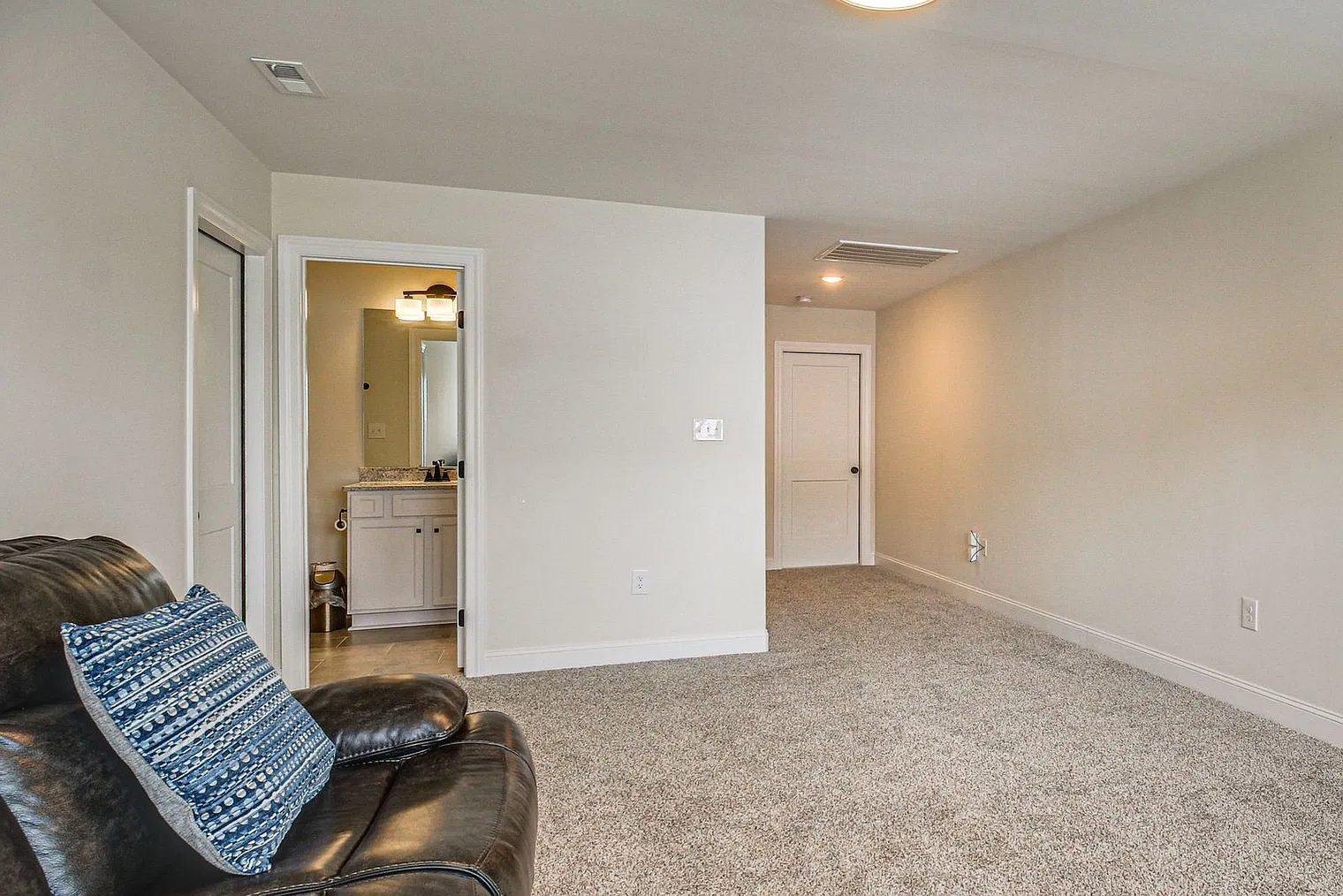 3 bed, 3.0 bath, 2389 sqft, $6,854 — Photo 4