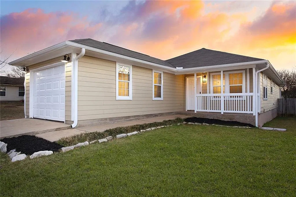 3 bed, 2.0 bath, 1352 sqft, $1,900 — Photo 2