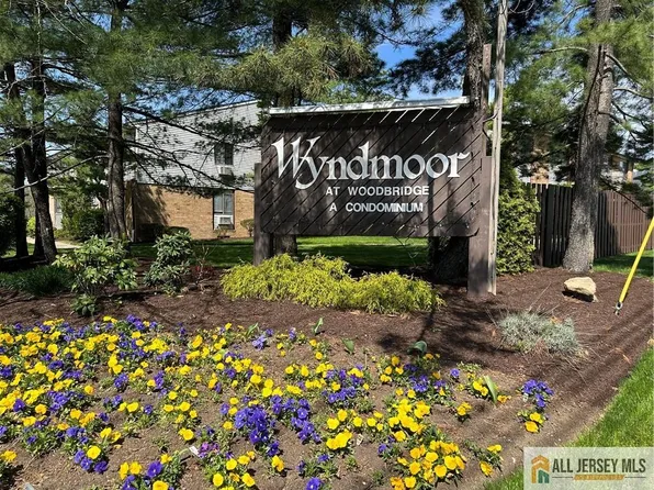 414 Cricket Ln, Woodbridge, NJ 07095