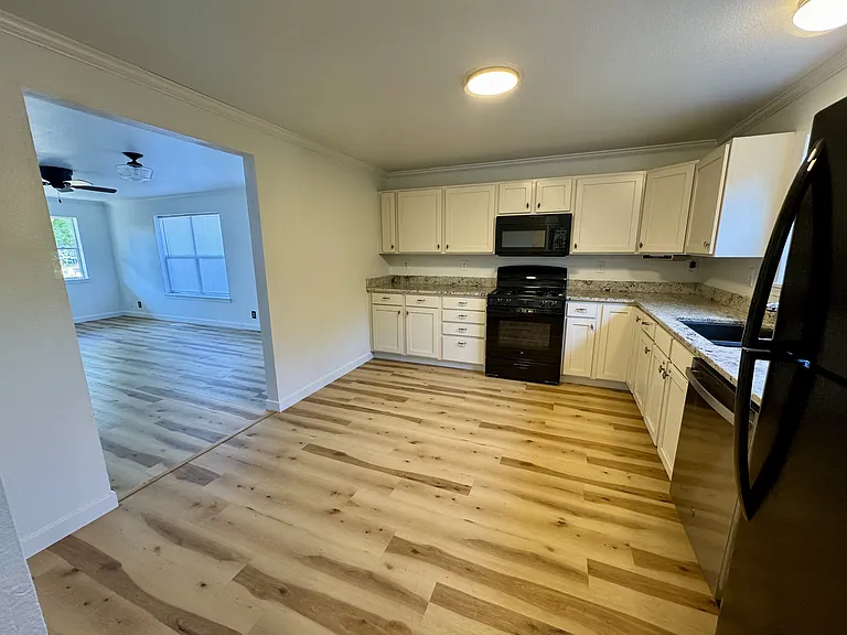1094 NE Conifer Blvd #4 — Photo 7