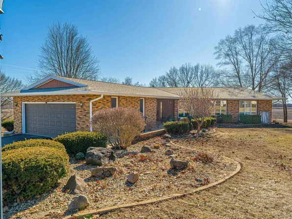 13 Forest Hills Dr, Lincoln, IL 62656