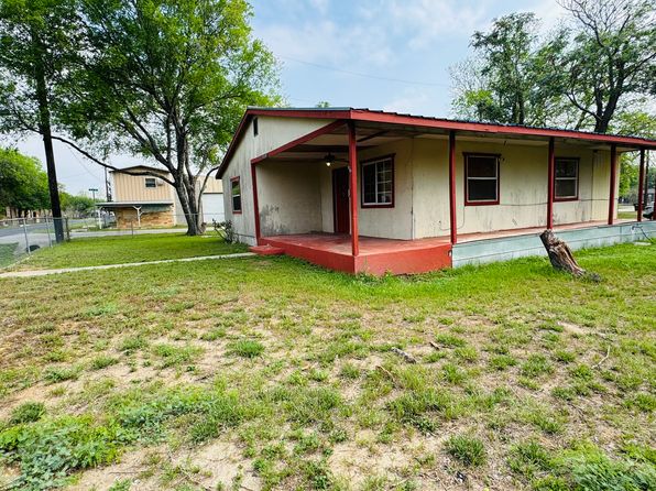 218 S 4th Ave, Elmendorf, TX 78112