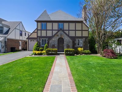 12 May Court, Rockville Centre, NY, 11570