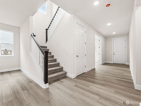 5th image of 15425 205th Avenue E