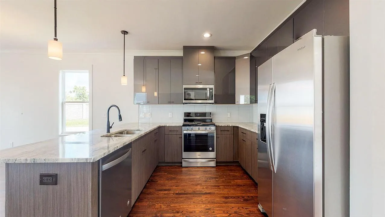 413 Eastboro Dr — Photo 2