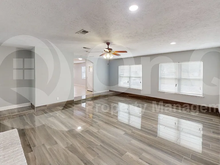 1505 Montclair St — Photo 4