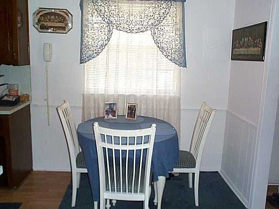 Eating space in kitchen