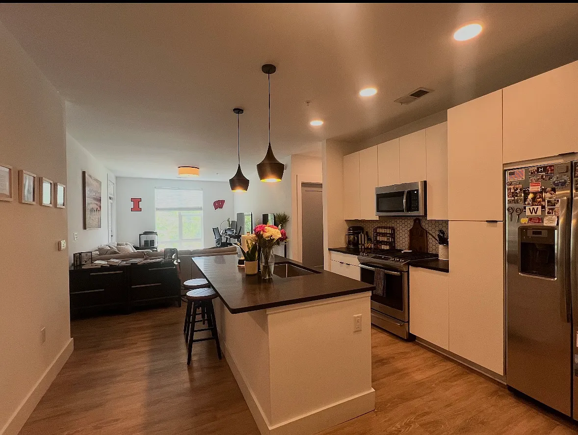 2 bed, 1124 sqft, $1,999 — Photo 1