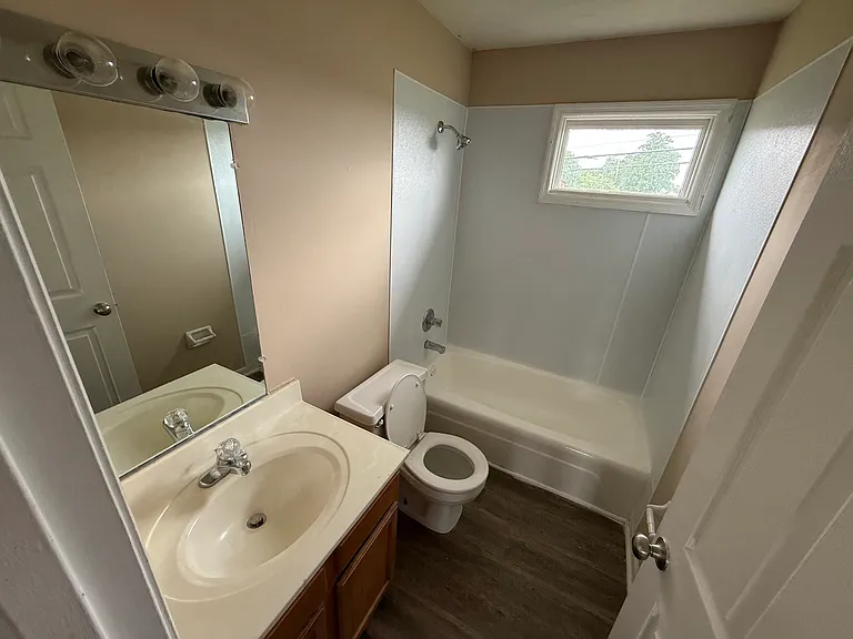 102 Hager Dr #H — Photo 3