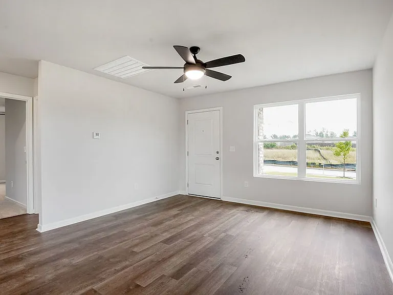 813 Ashford Dr — Photo 3