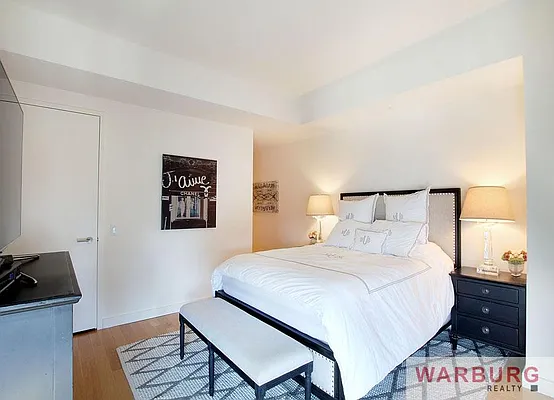 Sold by Warburg | media 6