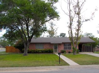 513 E Leona St, Uvalde, TX 78801