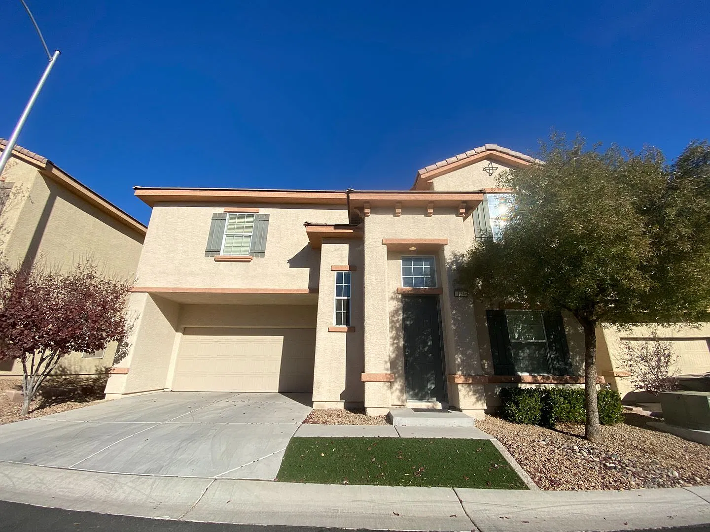 Beautiful Home With 4bd 2.5 Ba. Hardwood Floors. Great Location Near Las Vegas Premium Outlets An... — Photo 1