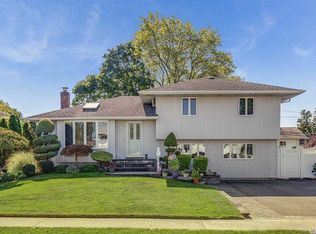 16 Macarthur Ave, Plainview, NY 11803