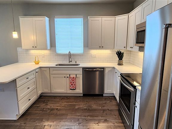 4th image of 910 NE 6th Avenue