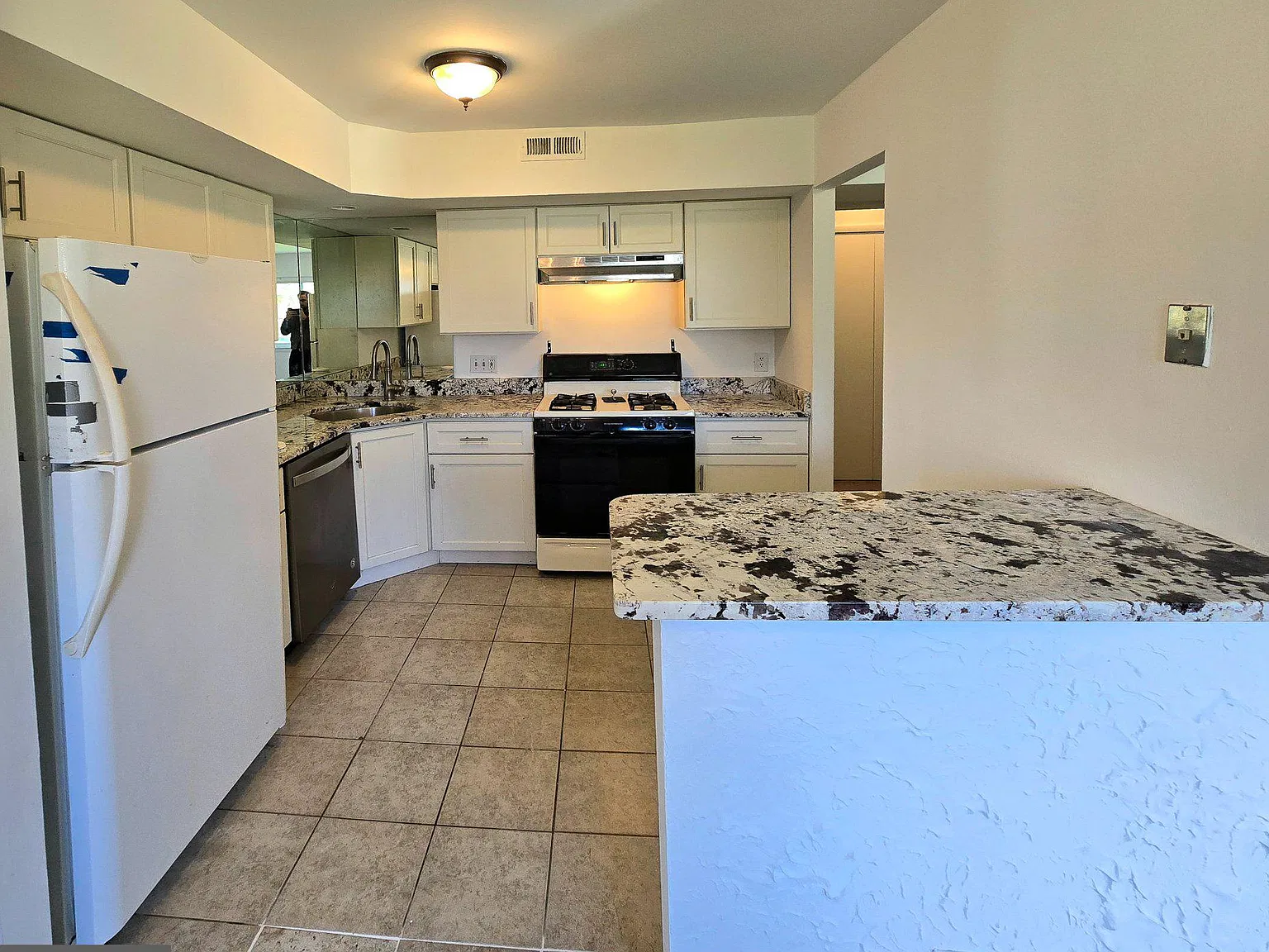 3 bed, 2.0 bath, 1550 sqft, $2,600 — Photo 2