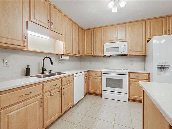 4th image of 3179 Brockton Way