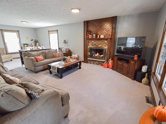 3rd image of 3843 Pershing Dr