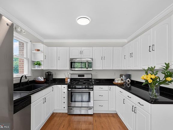 5th image of 3032 New York Ave