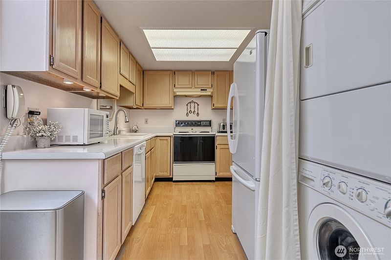 5th image of 1728 Edwards Drive #15